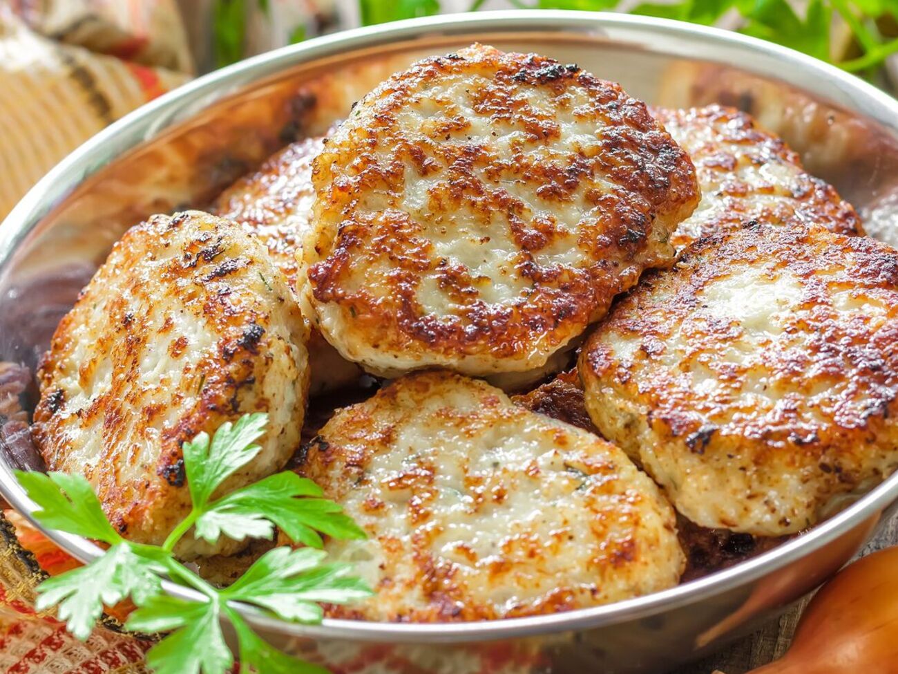 Обжарьте котлеты на среднем огне до золотистой корочки с двух сторон, а затем поставьте в разогретую до 180 °С духовку на 10 минут