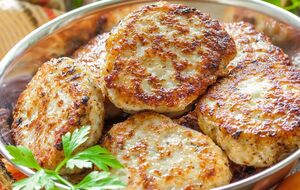 Обжарьте котлеты на среднем огне до золотистой корочки с двух сторон, а затем поставьте в разогретую до 180 °С духовку на 10 минут