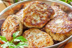 Обжарьте котлеты на среднем огне до золотистой корочки с двух сторон, а затем поставьте в разогретую до 180 °С духовку на 10 минут