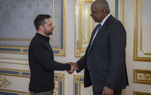 21 жовтня Остін із неоголошеним візитом приїжджав до Києва, де зустрівся із Зеленським