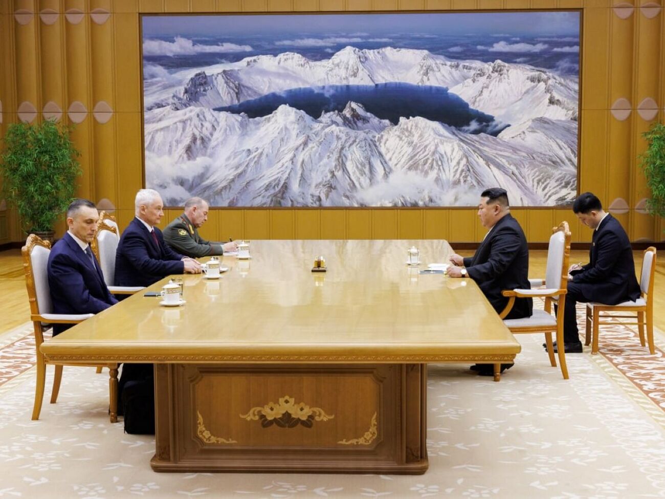 Северокорейский лидер Ким Чен Ын встретился с российским министром обороны Андреем Белоусовым