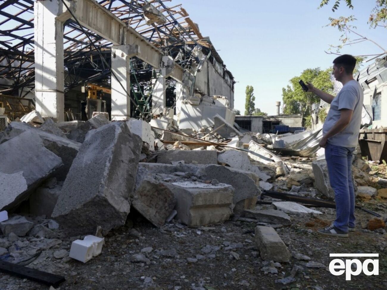 "Черные" туры стоят от €150 до €250, говорится в материале