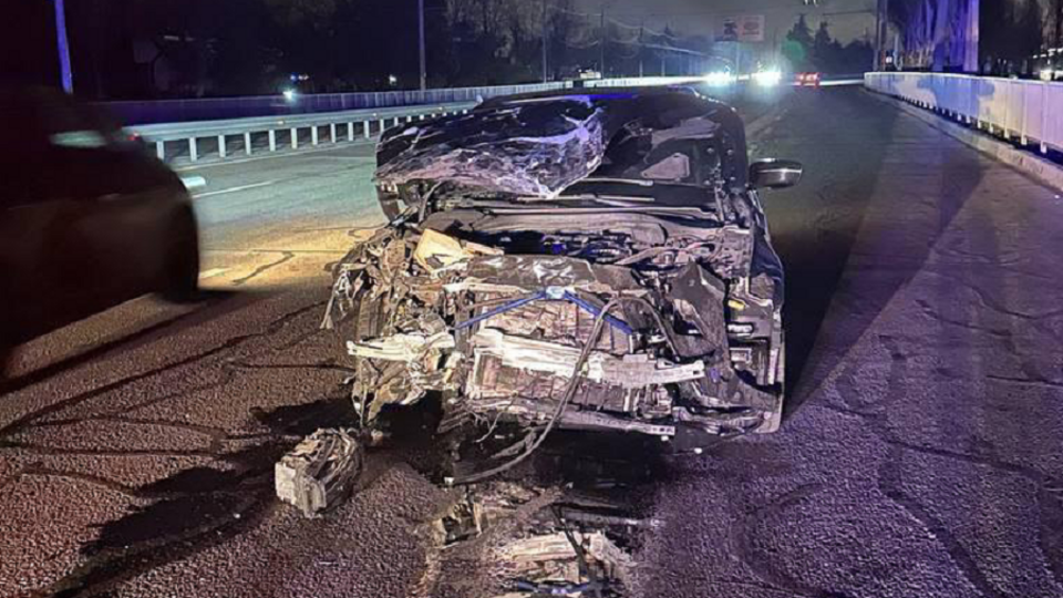 За даними поліції, BMW ударив автівку, яка розверталася