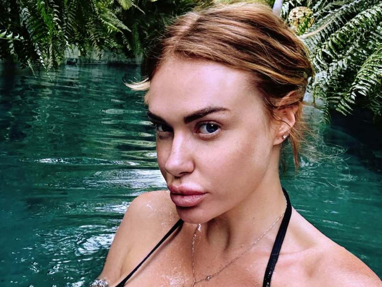 Каминская проживает за границей