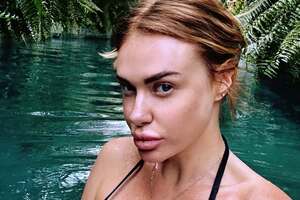 Каминская проживает за границей