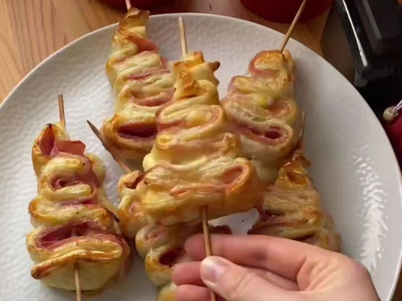 Елочки из слоеного теста украсят праздничный стол