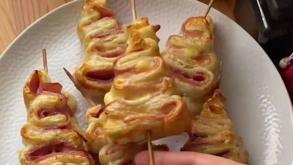 Елочки из слоеного теста украсят праздничный стол