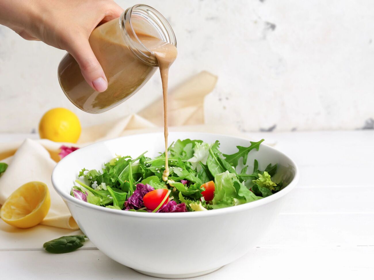 Заправки для салатів можуть бути легкими й корисними