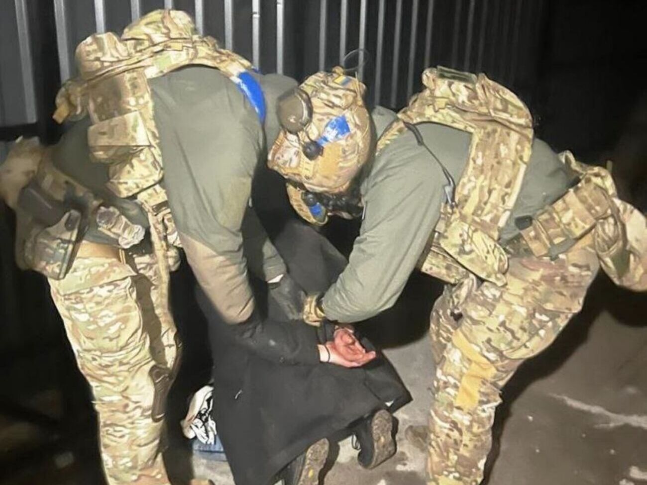 Слідство підозрює, що затримані, ймовірно, збиралися "обкласти даниною" і "тримати у страху" й інших жителів області