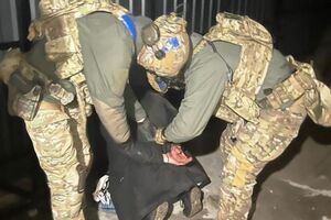 Слідство підозрює, що затримані, ймовірно, збиралися "обкласти даниною" і "тримати у страху" й інших жителів області