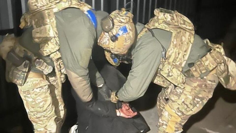 Слідство підозрює, що затримані, ймовірно, збиралися "обкласти даниною" і "тримати у страху" й інших жителів області