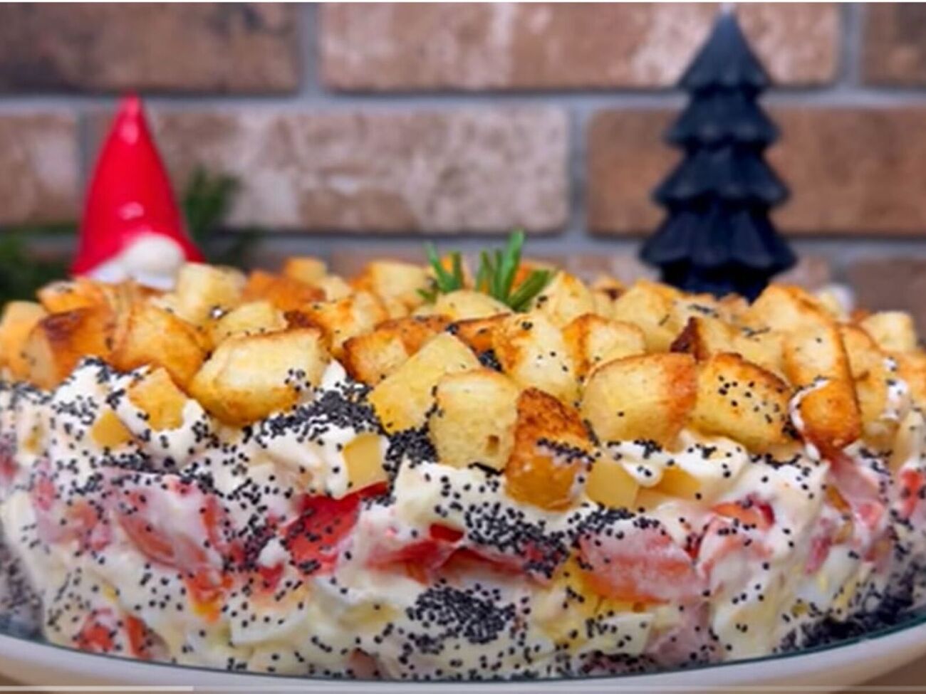 Новогоднее меню. Приготовьте этот вкусный салат с сухариками из мяса, яиц и сыра