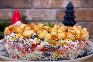 Новогоднее меню. Приготовьте этот вкусный салат с сухариками из мяса, яиц и сыра