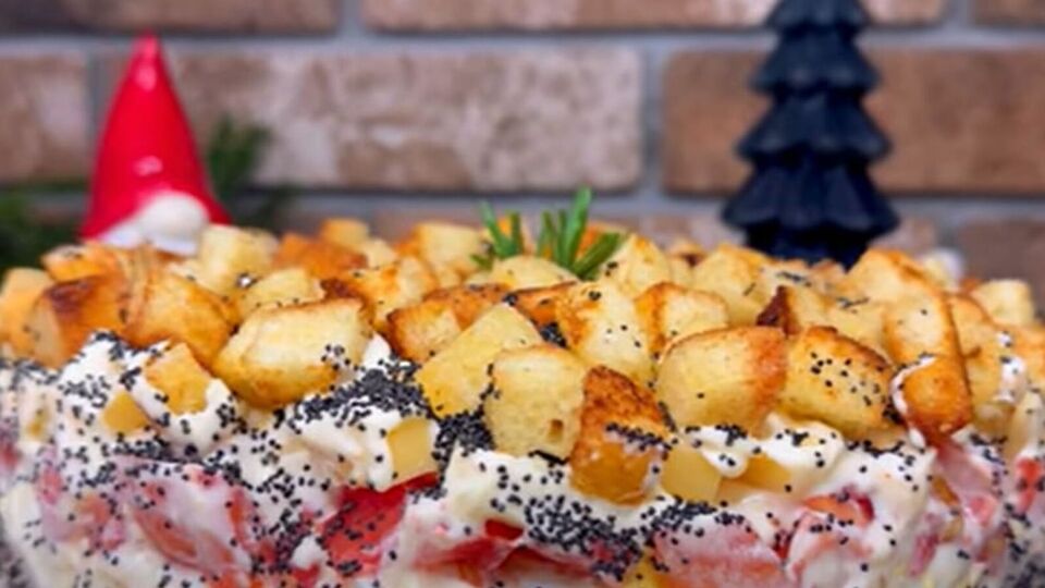 Новогоднее меню. Приготовьте этот вкусный салат с сухариками из мяса, яиц и сыра