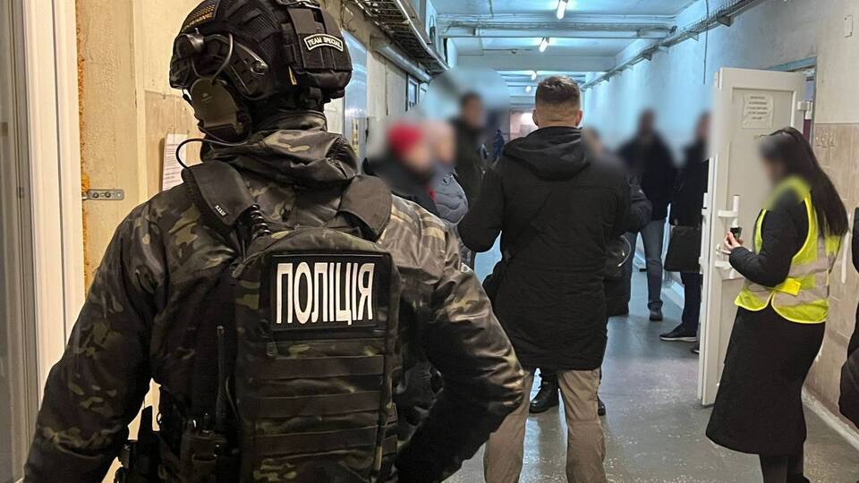 Силовики проводять затримання й вилучають речові докази