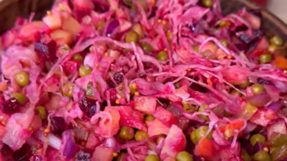 Свеклу в салат нужно добавлять в последнюю очередь