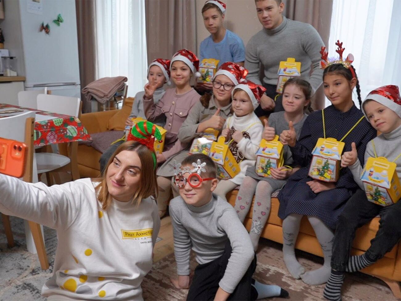 Команда Фонда Рината Ахметова провела новогодний мастер-класс в детском доме семейного типа