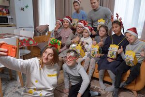 Команда Фонду Ріната Ахметова провела новорічний майстер-клас у дитячому будинку сімейного типу