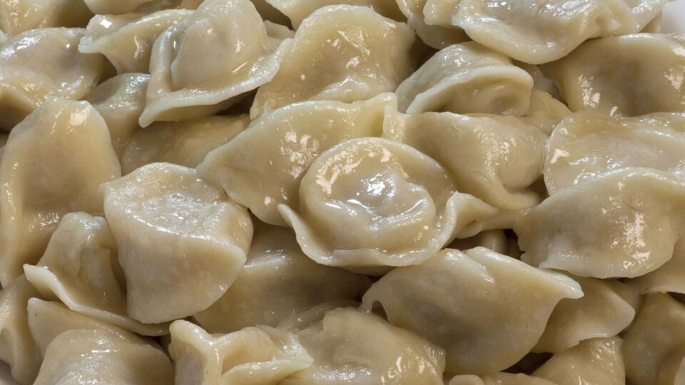 Китайские кулинары рекомендуют перед варкой пельменей замочить их