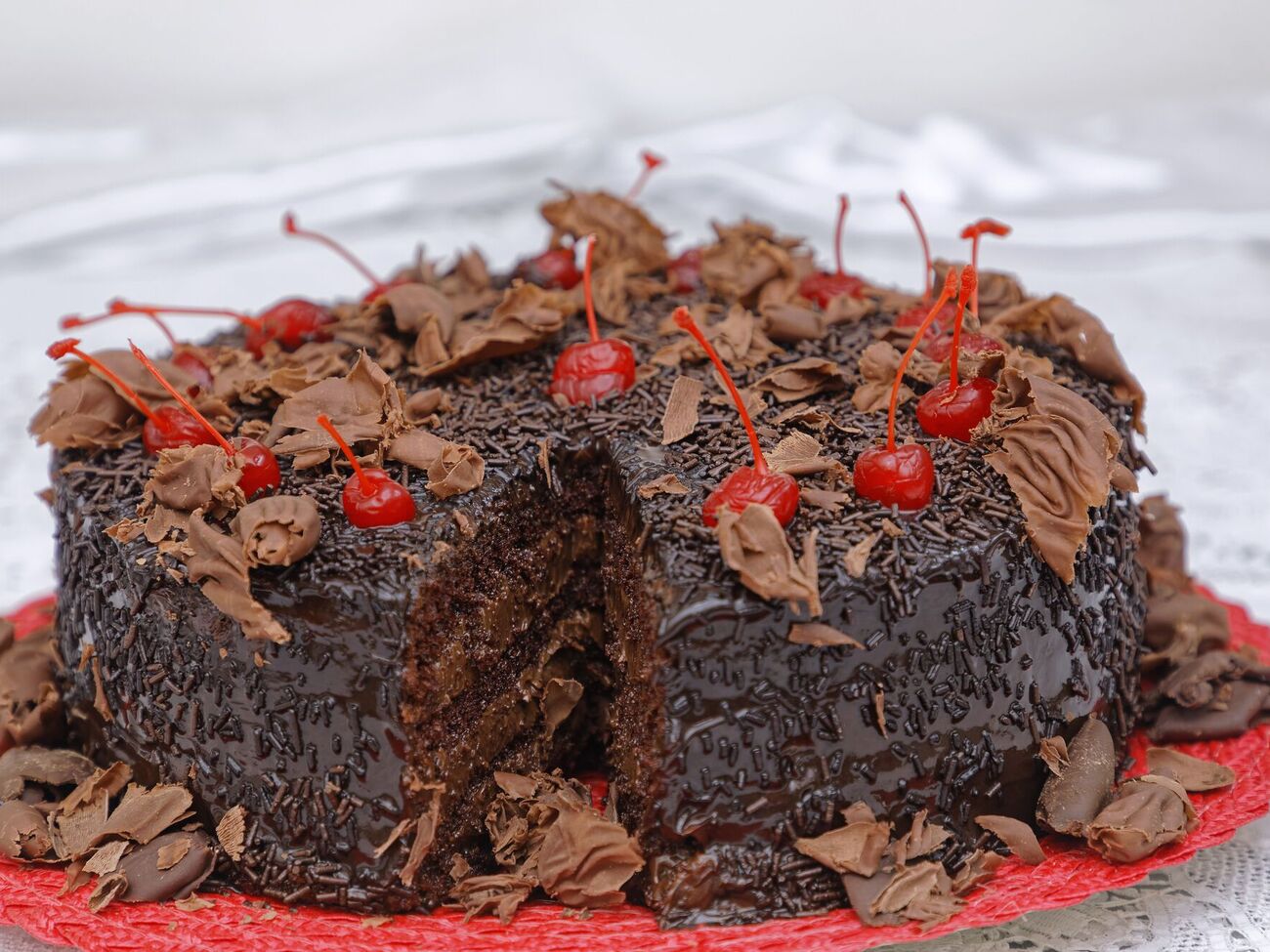 Торт должен постоять в холодильнике 15–20 минут