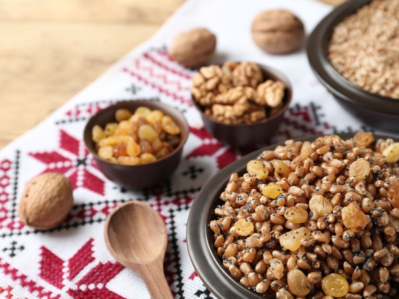 Для приготування куті знадобиться пшенична крупа, родзинки, горіхи й мак