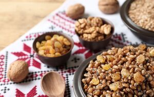 Для приготування куті знадобиться пшенична крупа, родзинки, горіхи й мак