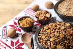 Для приготовления кутьи понадобятся пшеничная крупа, изюм, орехи и мак