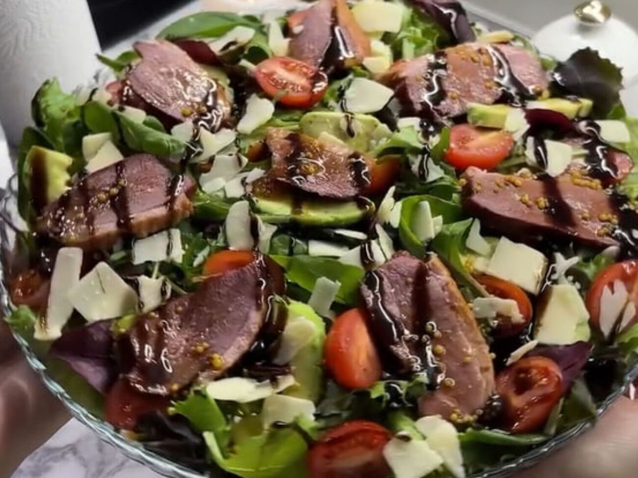 Сверху украсьте салат кусочками пармезана