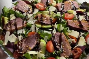 Сверху украсьте салат кусочками пармезана
