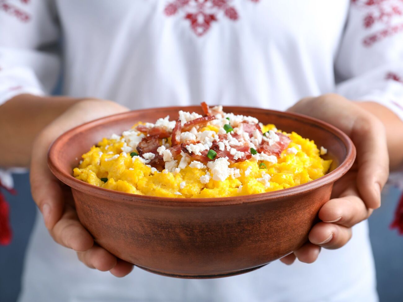 Банош краще смакує із бринзою і смаженими грибами