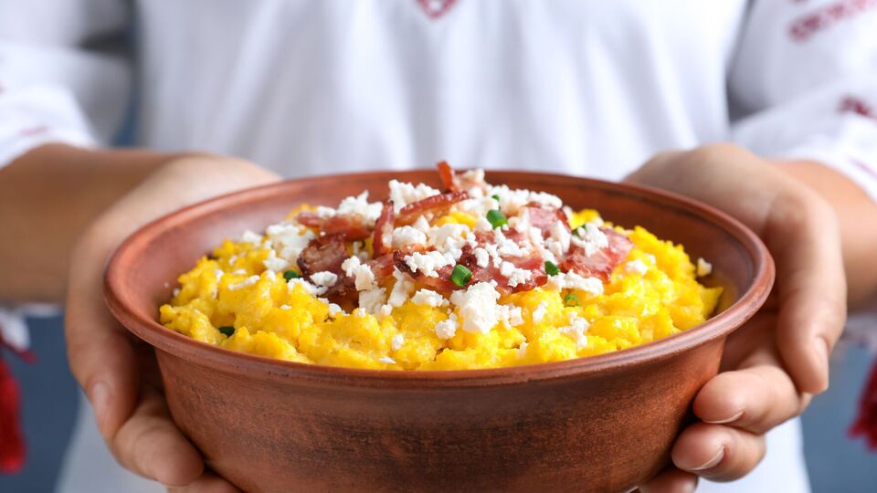 Банош краще смакує із бринзою і смаженими грибами