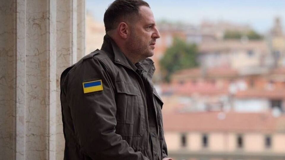 За словами керівника Офісу президента, Україні ще не вистачає зброї та запрошення до членства в НАТО