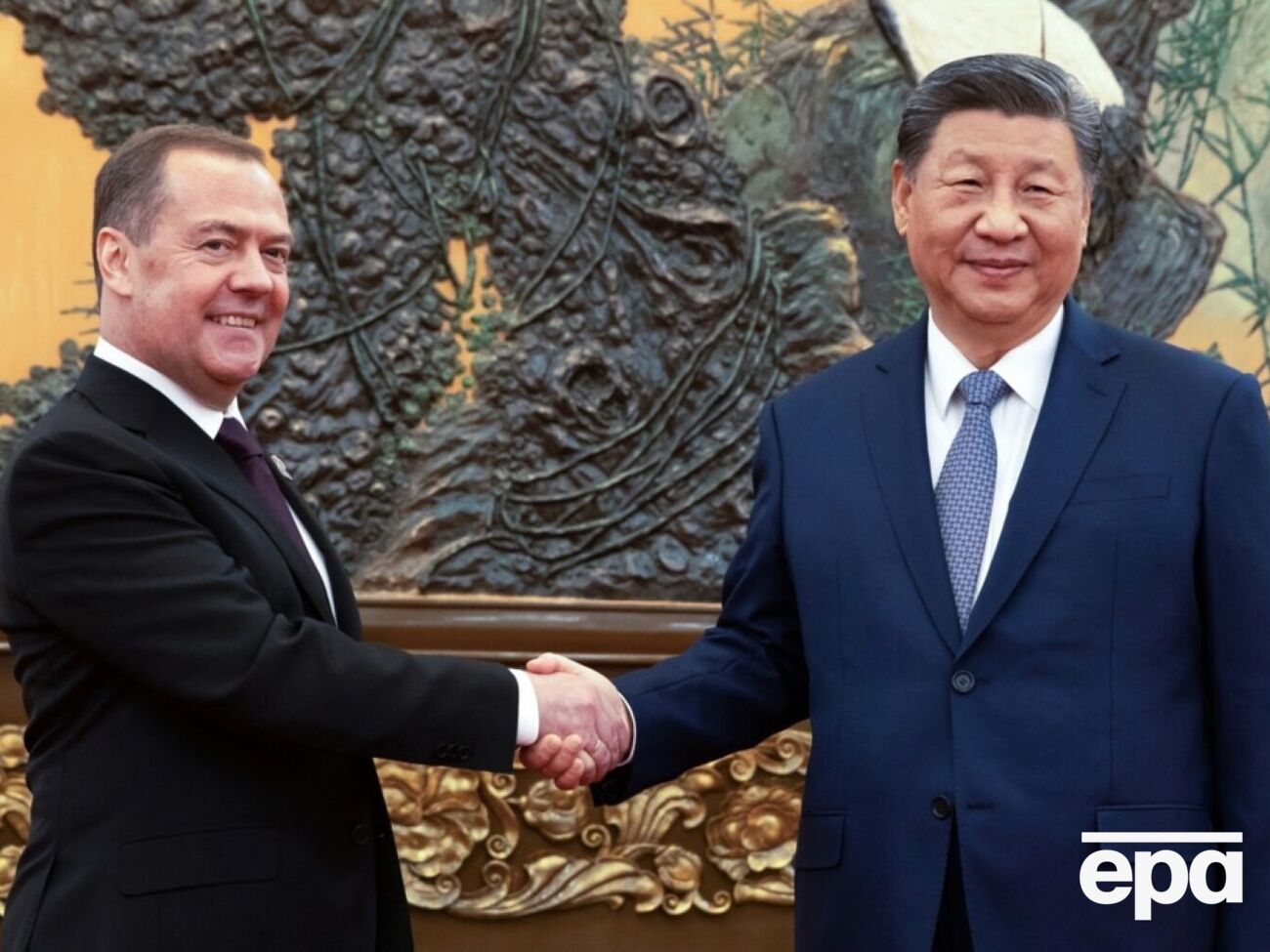 Лидер Китая встретился с заместителем председателя российского Совета нацбезопасности и напомнил о трех принципах недопущения обострения войны