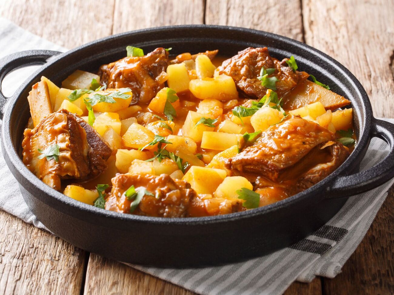 Страву подають із зеленою цибулею