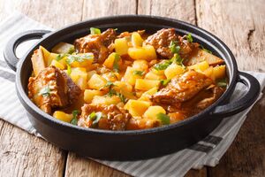 Страву подають із зеленою цибулею