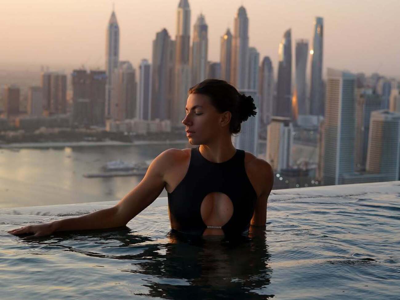 Бех-Романчук: Восход солнца в бассейне на 50-м этаже