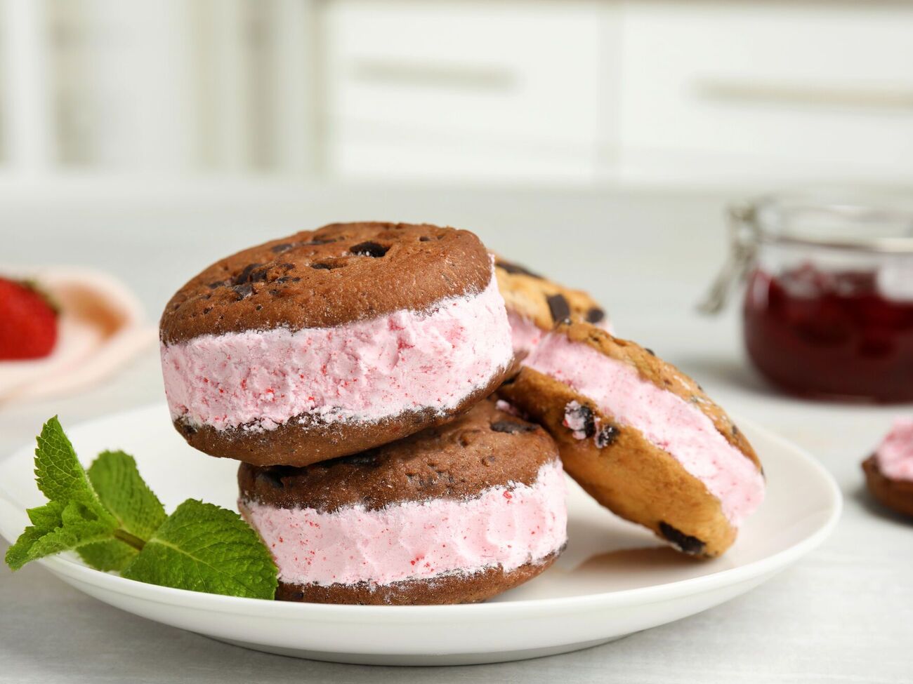 Сливки, сгущенное молоко и печенье – из этого состоит мороженое-сэндвич