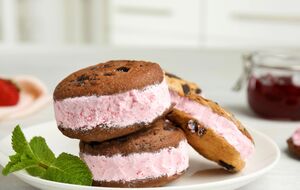 Сливки, сгущенное молоко и печенье – из этого состоит мороженое-сэндвич