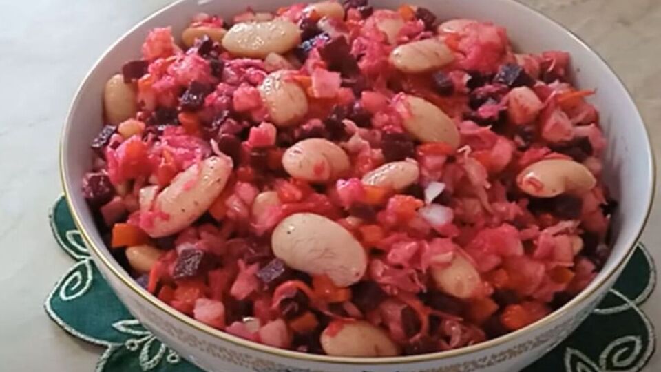 Морковь, картофель и свеклу для салата нужно отварить