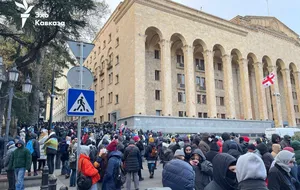 Перед зданием, где началось голосование, идет протест