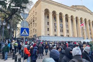 Перед зданием, где началось голосование, идет протест