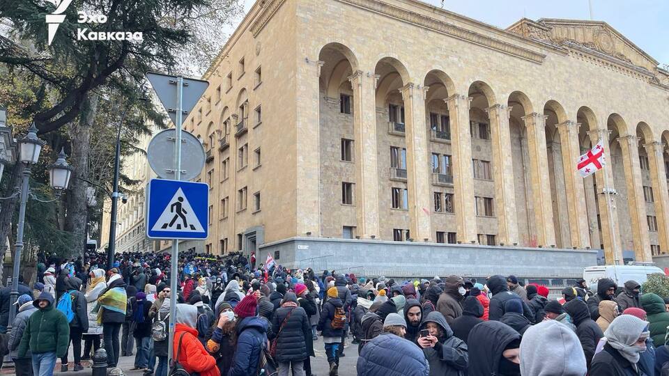 Перед будівлею, де почалося голосування, триває протест
