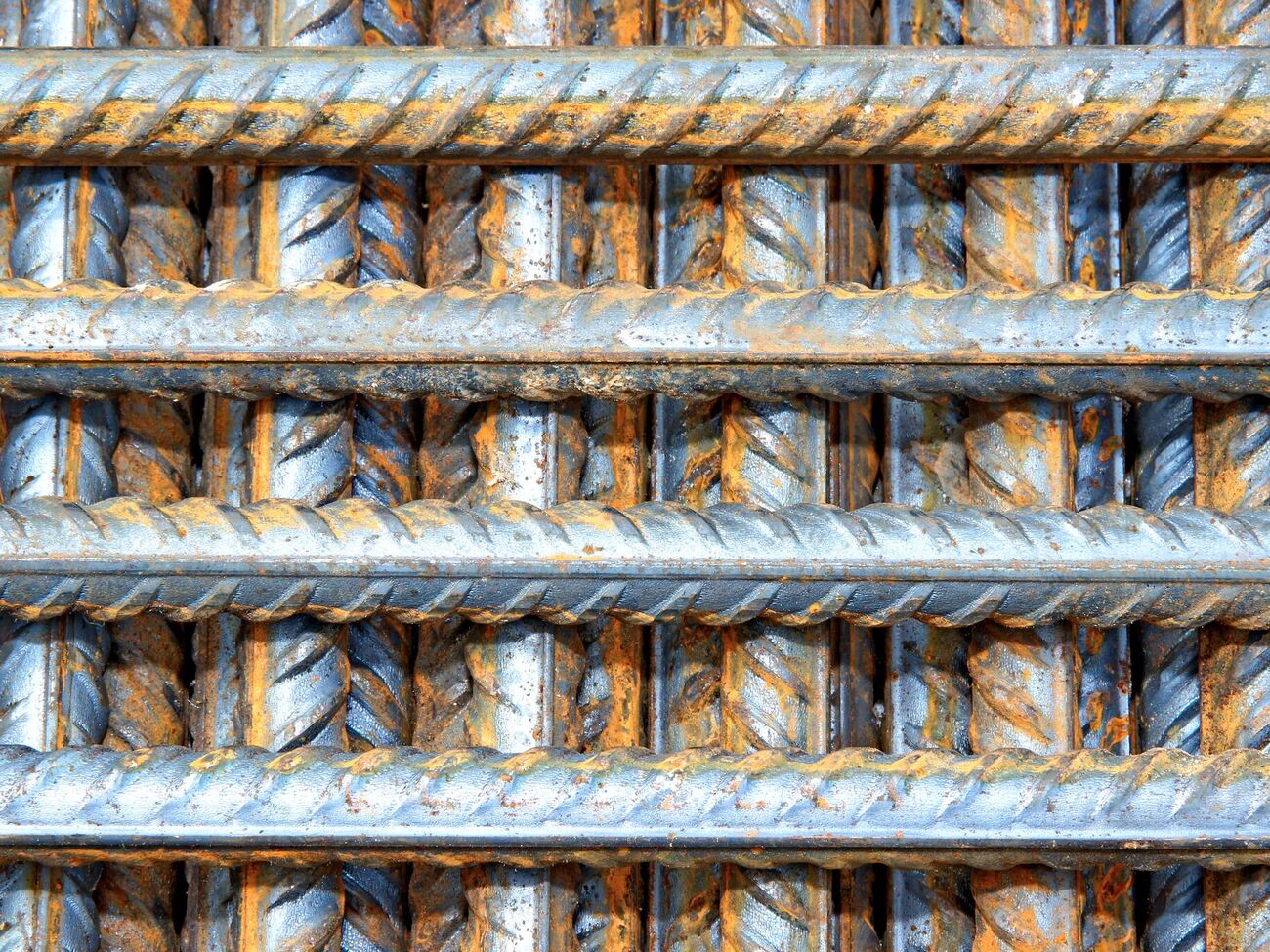 Неэффективность европейских санкций против российской металлургии позволяет Путину продолжать войну в Украине, написала Kyiv Post