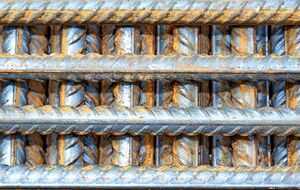 Неэффективность европейских санкций против российской металлургии позволяет Путину продолжать войну в Украине, написала Kyiv Post