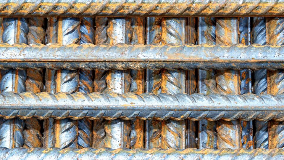 Неефективність європейських санкцій проти російської металургії дає можливість Путіну продовжувати війну в Україні, написало Kyiv Post