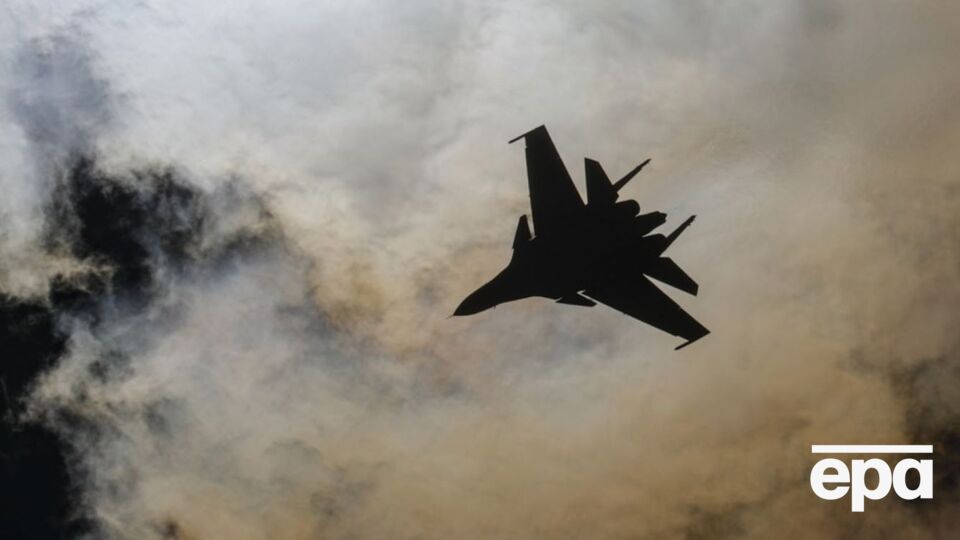 Истребитель сгорел прямо на аэродроме в городе Крымск Краснодарского края, рассказали в разведке