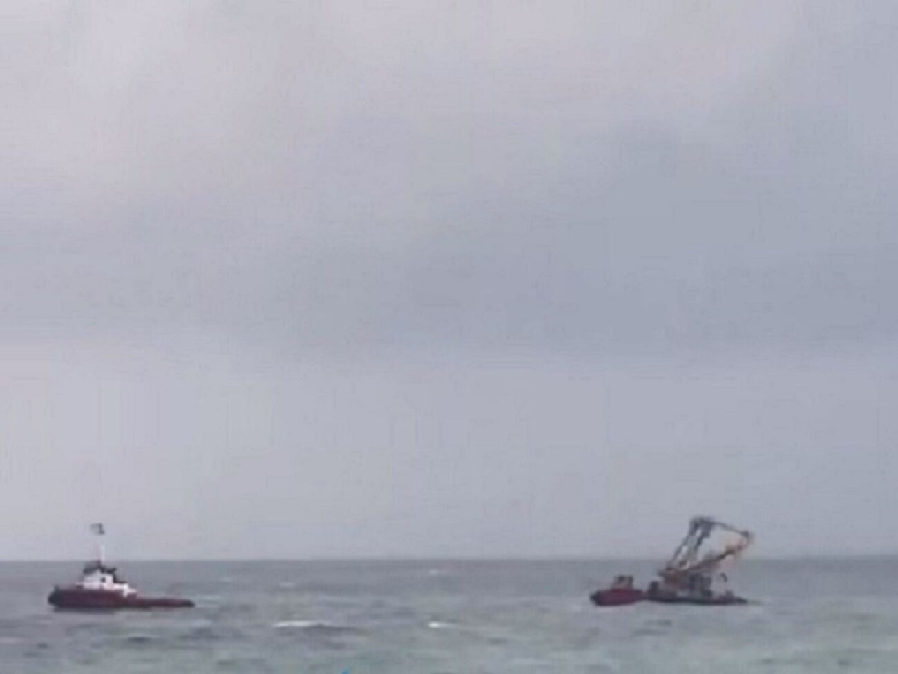 Плавучий кран пытались отбуксировать