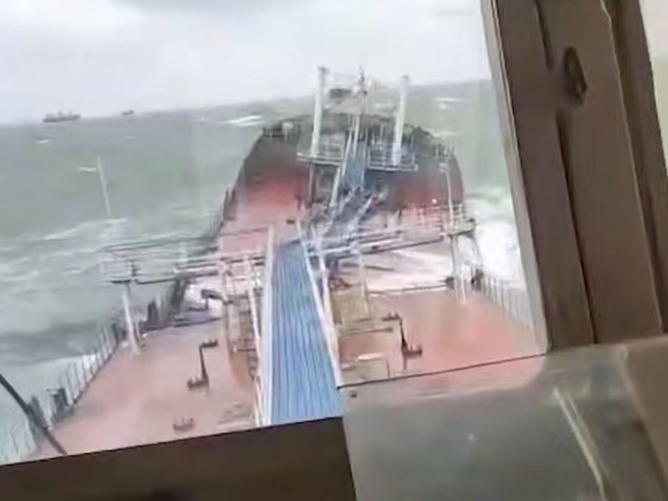 Из поврежденных судов в море вылился мазут