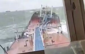 Из поврежденных судов в море вылился мазут