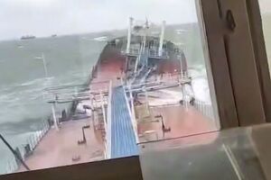 Из поврежденных судов в море вылился мазут